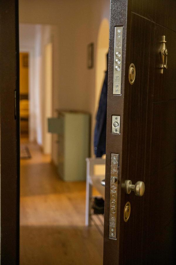 Central Sofia 3-Bedroom Apartment - Urban Art Gallery - Free Parking! Exterior photo